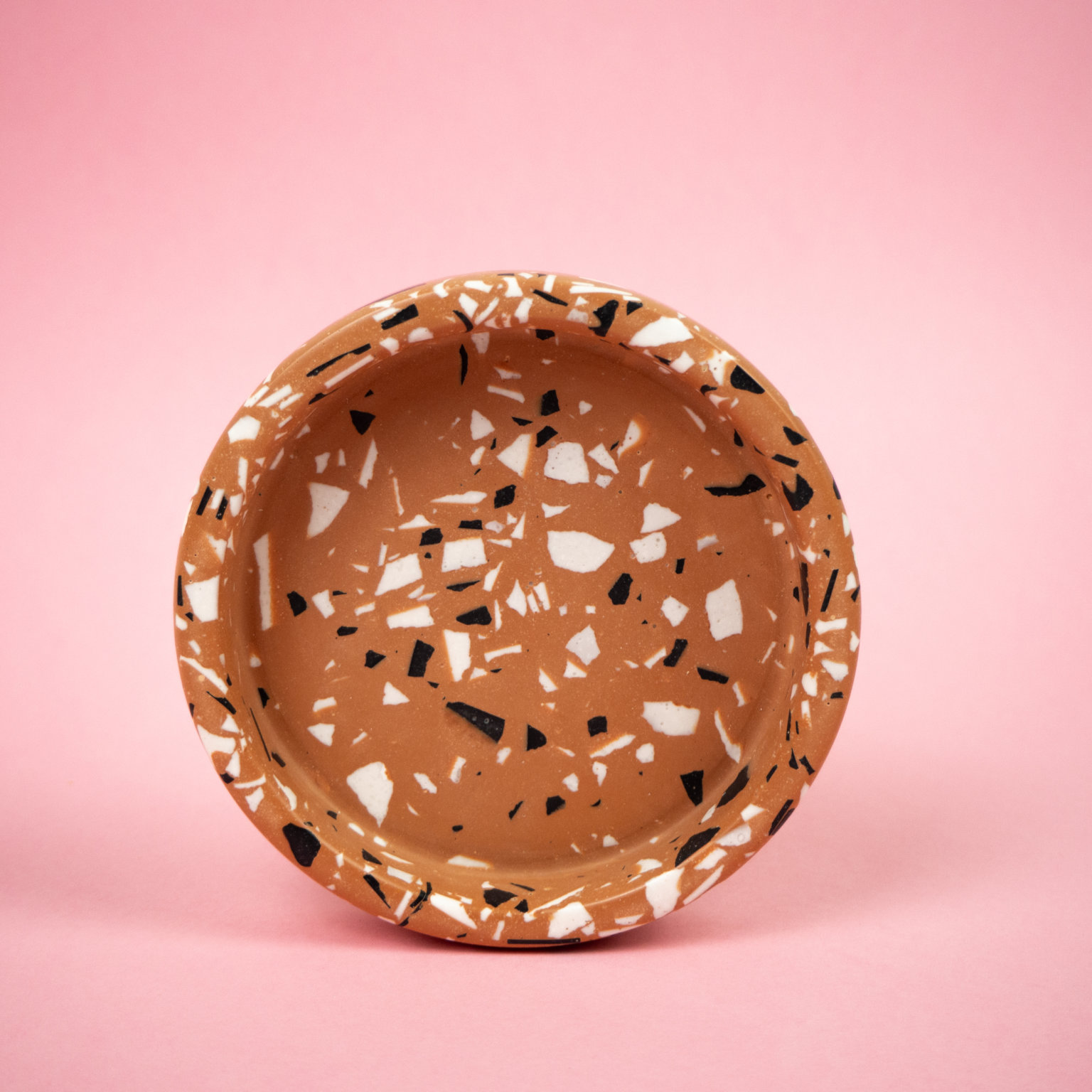 Gabrielle Hola – Handmade Round Terracotta Terrazzo Tray